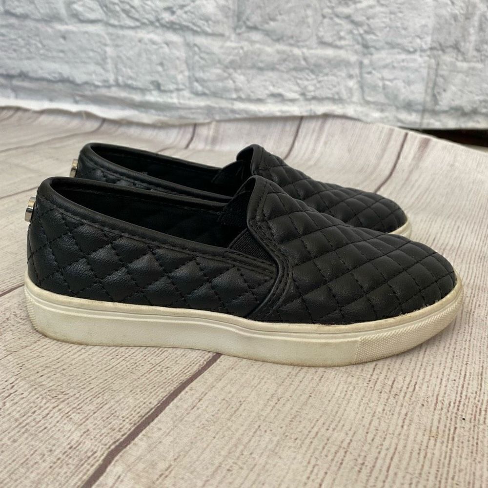 Steve Madden black Ecentrcq slip on waffle design comfort shoes sz 1 girls